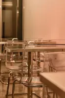 투명 아크릴 의자가 돋보이는 핑크톤 모던 카페